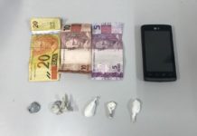 Rapaz escondia porções de cocaína em pé de árvore