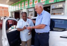 Ganhador de carro do Ideal recebe prêmio