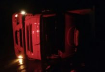 Carreta tomba na rodovia SP-215