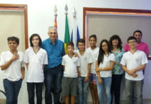 Alunos da E. E. Benjamin Bastos entrevistam o prefeito no dia mundial da água