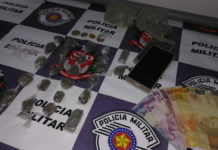 Tentou jogar 22 porções de maconha no bueiro