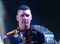 Leandro Donizeti vence torneio de luta de braço