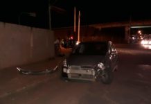 Um carro e uma carreta bitrem se envolveram em acidente