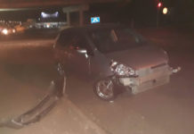 Um carro e uma carreta bitrem se envolveram em acidente