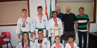 Judocas visitam prefeitura