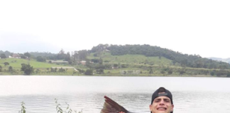 Primos pescam carpa cabeçuda gigante na represa