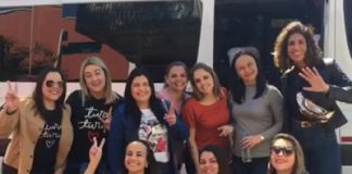 Fãs vão a show de Sandy e Júnior