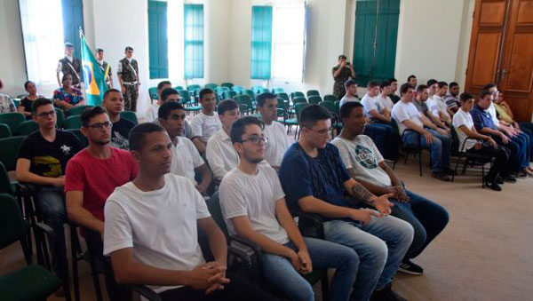 Jovens-recebem-dispensa