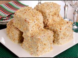 Bolo gelado de nozes com calda cremosa