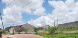 GCM apaga incêndio em Fusca na estrada