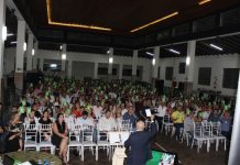 Centenas de cooperados da Sicredi participam de assembleia