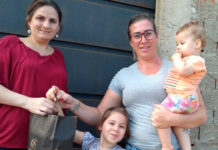 Promoção Gazeta/Cacau Show entrega ovo de Páscoa a ganhadora