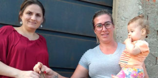 Promoção Gazeta/Cacau Show entrega ovo de Páscoa a ganhadora