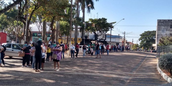 Clientes aguardam atendimento na CEF 04 05 2020 (6)