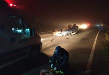 Carro capota na SP-344