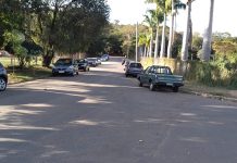 Estacionamento de carros ao longo de avenida gera queixa