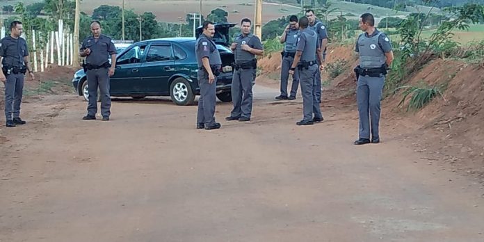Estrad perobeira suspeito com faca (6)