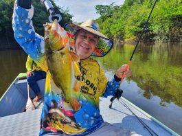 Pescando e dançando no Rio Mutuca, no Amazonas