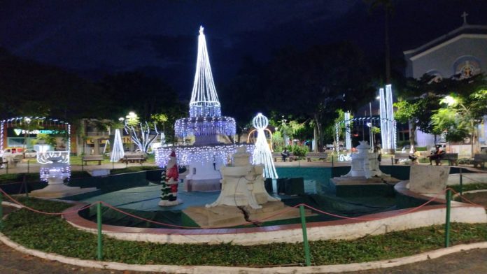 Praça iluminada