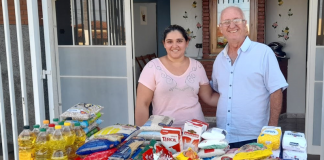 Via Crucis doa alimentos arrecadados