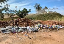 Lixo em estrada gera queixa