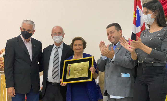 Maria-Benedita-Fiorini-recebe-homenagem