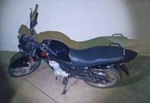 Durante fuga, rapaz deixou moto, capacete e celular
