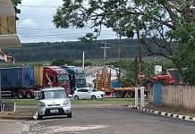 Paralisação de caminhoneiros segue pela manhã de terça-feira e Justiça determina desbloqueio imediato