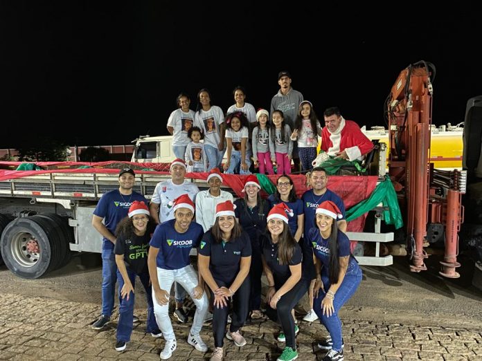 Voluntários fizeram a entrega dos brinquedos na noite da quarta-feira