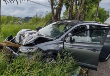 Casal fica ferido após batida em árvore em São José do Rio Pardo