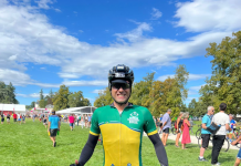 Atleta participa da prova de ciclismo em Paris