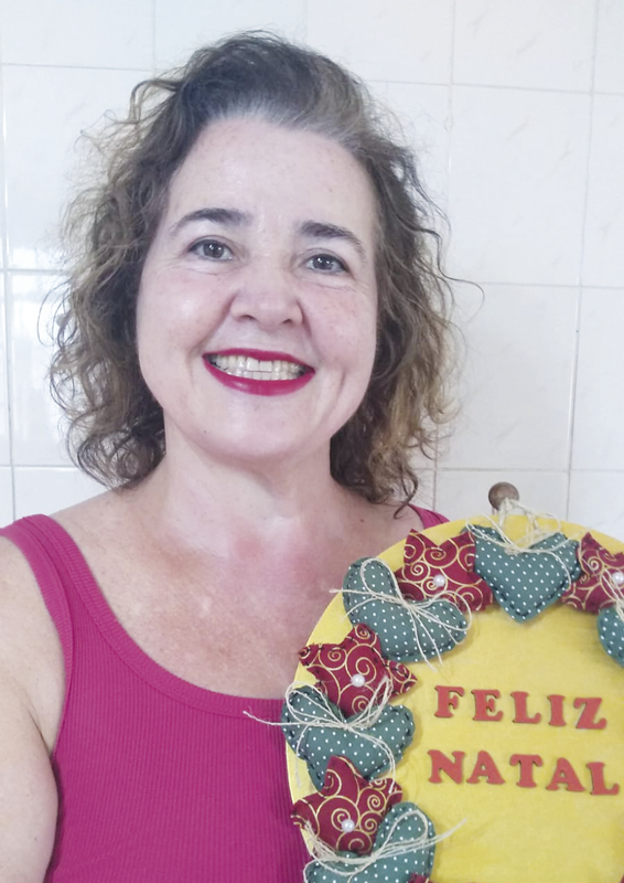 Benedita-Simoni-Marques-Correia-com-guirlanda