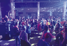 Baile dos Anos 80 fez o público dançar até altas horas