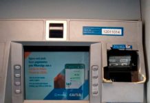 Após cartão ficar preso, homem quebra caixa eletrônico