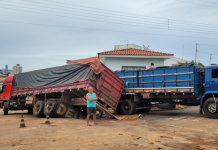 Caminhão carregado de feijão tomba na Vila Polar