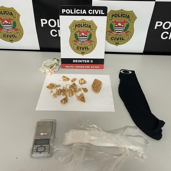 Mulher-foi-detida-com-itens-de-tráfico-e-moto-adulterada