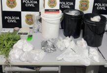 Polícia apreende mais de 90 kg de insumos para cocaína e pés de maconha no Centro