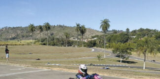 Piloto compete corrida de Kart