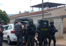 Após agredir mãe e se trancar em quarto com machado, homem foi detido em operação