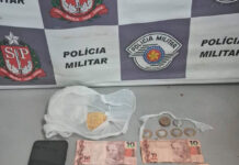 Dupla escondeu droga em árvore e foi detida