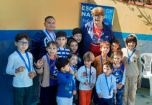 Alunos de natação recebem medalhas