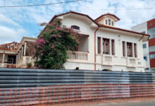 Sem lei, antigo casarão dos Dutra começa a ser demolido