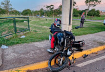 Motociclista fica gravemente ferido após colidir com poste
