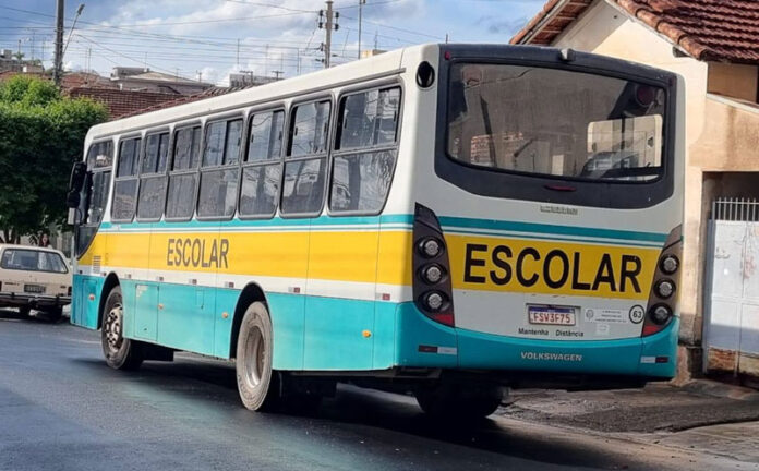 Ônibus-escolar-colide-com-Gol-(1)