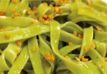 Massa de macarrão artesanal de espinafre alho e óleo