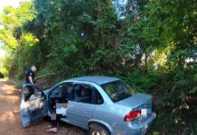 Condutor embriagado colide em poste de fibra ótica