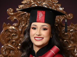 Laís recebe Láurea Acadêmica durante formatura