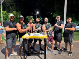 Treino de luta de braço chama atenção