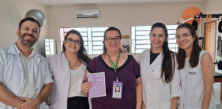 Câmara homenageia equipe de fisioterapia Fevereiro Roxo