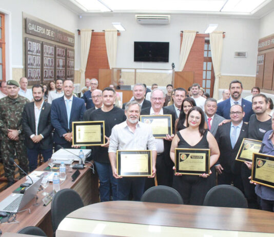 Câmara realiza sessão solene para entrega de títulos e honrarias